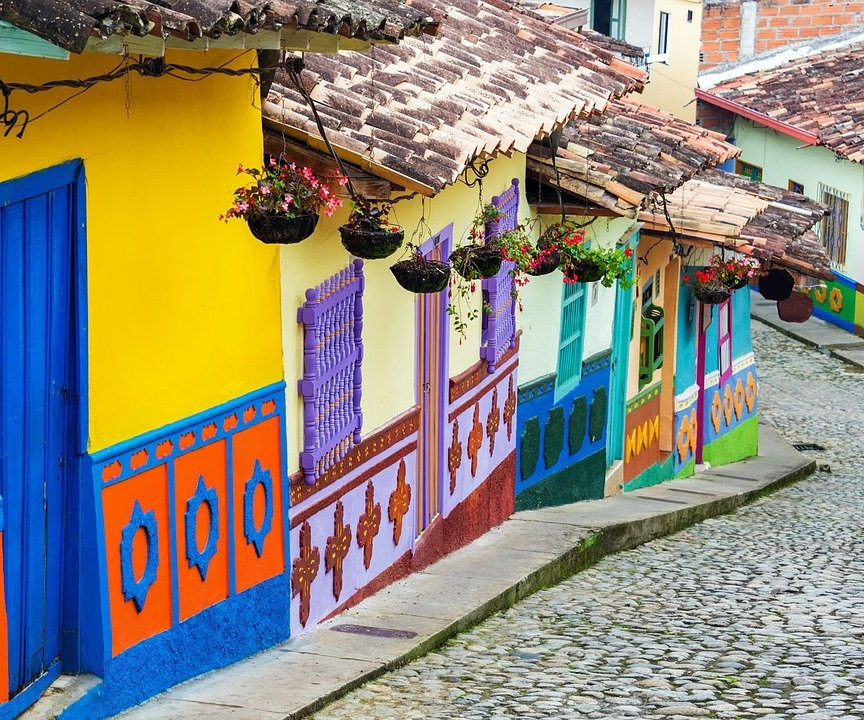 Bunte Häuser in einem Dorf in Kolumbien