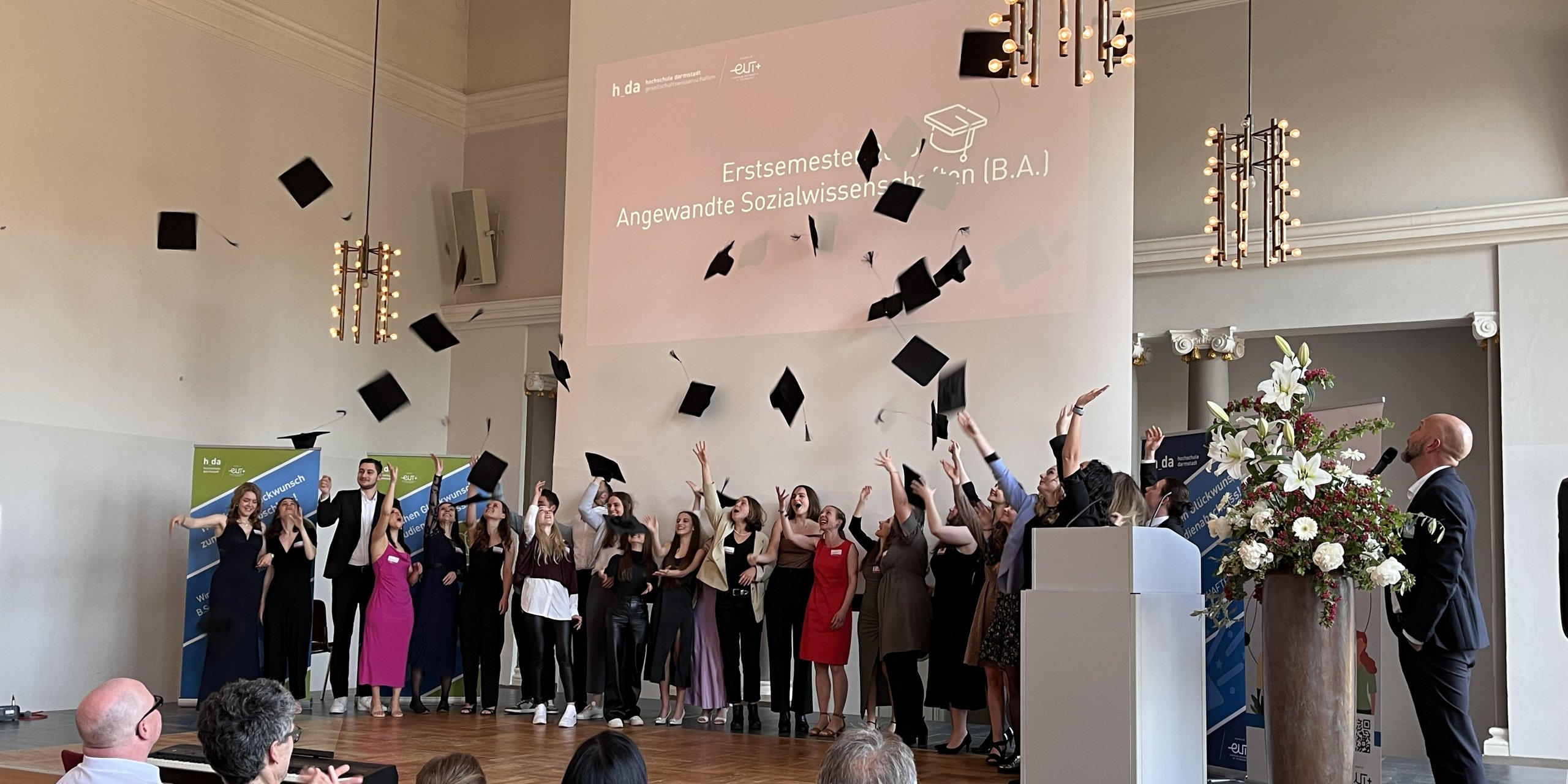 Gruppenbild: Herzlichen Glückwunsch – der Fachbereich Gesellschaftswissenschaften gratuliert allen Absolventinnen und Absolventen
